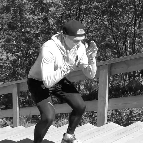 2 porrasta ylös, 1 alas tasajalkaa portaissa - Saliohjelma - Treeniliike - Liikepankki - Saliohjelma - Kuntosaliohjelma