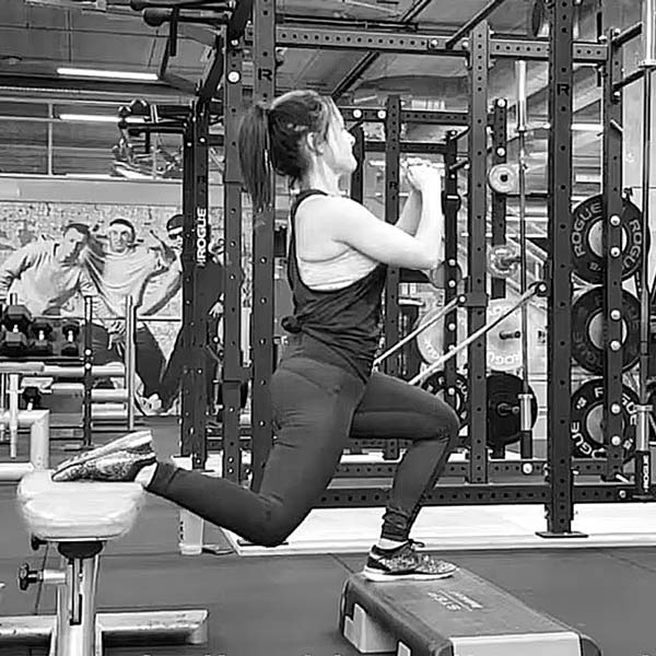 Askelkyykky jalka penkillä - Kahvakuula - Treeniliike - Liikepankki - Saliohjelma - Kuntosaliohjelma