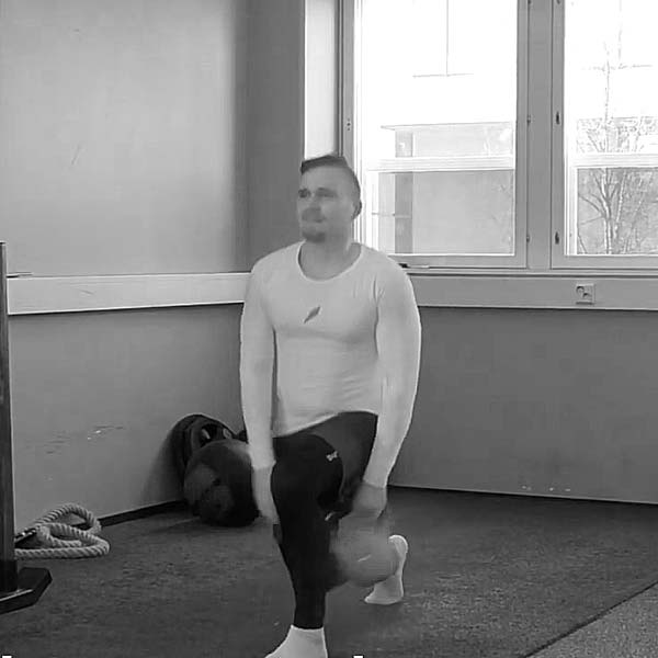 Askelkyykky vartalonymparikierrolla - Kahvakuula - Saliohjelma - Treeniliike - Liikepankki - Saliohjelma - Kuntosaliohjelma