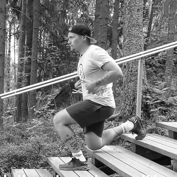 Askelkyykkykävely alaspäin - Portaat - Saliohjelma - Treeniliike - Liikepankki - Saliohjelma - Kuntosaliohjelma