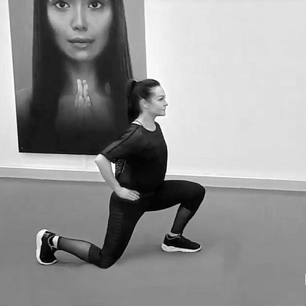 Askelkyykkykävely leveälle - Kahvakuula - Treeniliike - Liikepankki - Saliohjelma - Kuntosaliohjelma