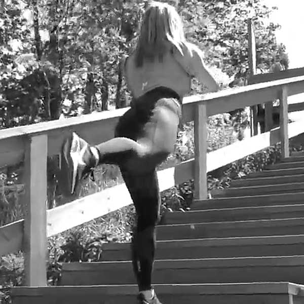 Askelkyykkykävely takajalan nostolla portaissa - Portaat - Saliohjelma - Treeniliike - Liikepankki - Saliohjelma - Kuntosaliohjelma