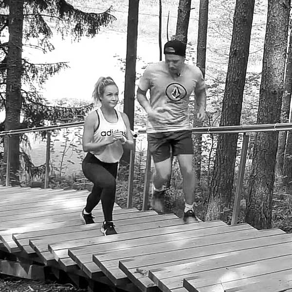 Askelkyykkykävely ympärikierrolla portaissa - Paritreeni - Portaat - Saliohjelma - Treeniliike - Liikepankki - Saliohjelma - Kuntosaliohjelma