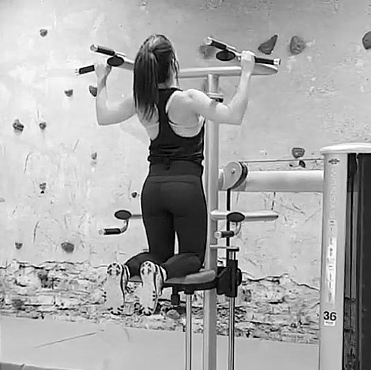 Avustettu leuanveto laitteessa - Kahvakuula - Treeniliike - Liikepankki - Saliohjelma - Kuntosaliohjelma