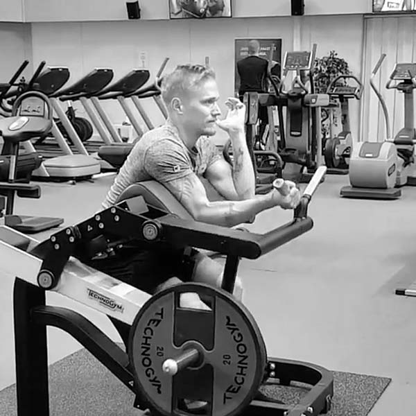 Hauiskääntö laitteessa yhden käden jarrutuksella - Treeniliike - Liikepankki - Saliohjelma - Kuntosaliohjelma