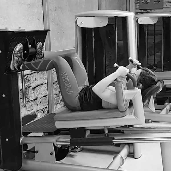 Jalkaprässi laitteessa - Kapea - Treeniliike - Liikepankki - Saliohjelma - Kuntosaliohjelma