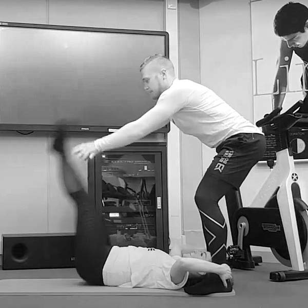 Jalkojen työnnöt - Paritreeni - Treeniliike - Liikepankki - Saliohjelma - Kuntosaliohjelma