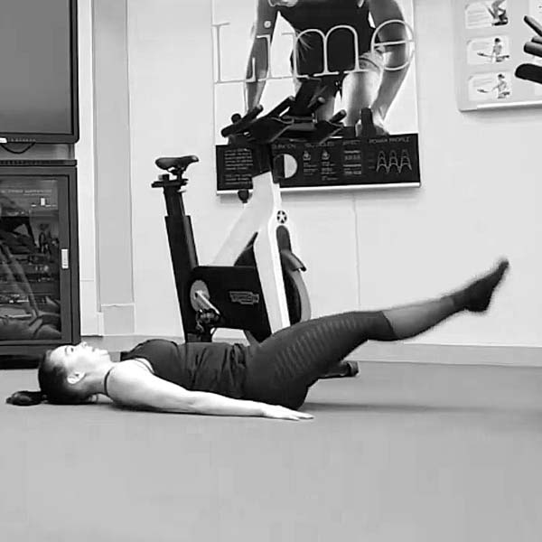 Jalkojen nosto makuuasennossa - Treeniliike - Liikepankki - Saliohjelma - Kuntosaliohjelma