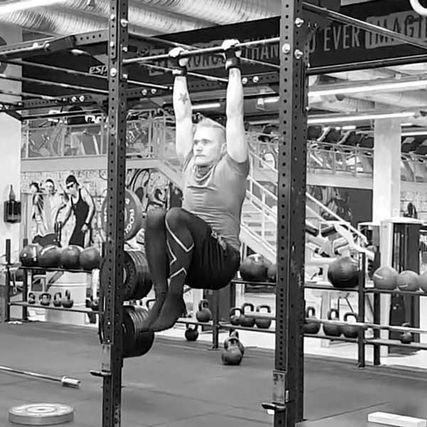 Jalkojen nosto roikkuen - Treeniliike - Liikepankki - Saliohjelma - Kuntosaliohjelma