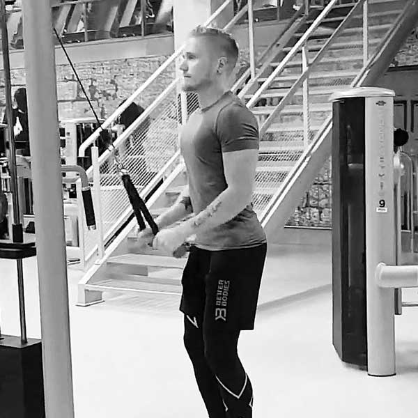 Ojentajapunnerrus taljassa köydellä - Saliohjelma - Treeniliike - Liikepankki - Saliohjelma - Kuntosaliohjelma