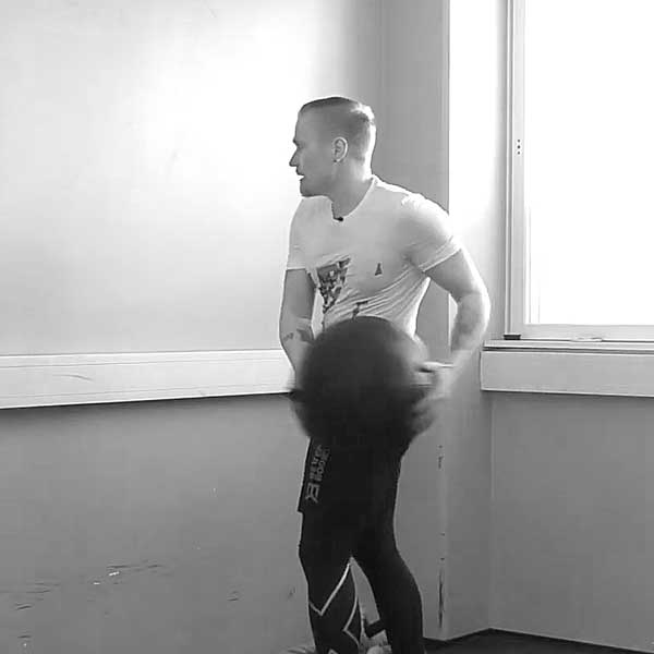 Pallon heitto seinään viistosta - Saliohjelma - Treeniliike - Liikepankki - Saliohjelma - Kuntosaliohjelma