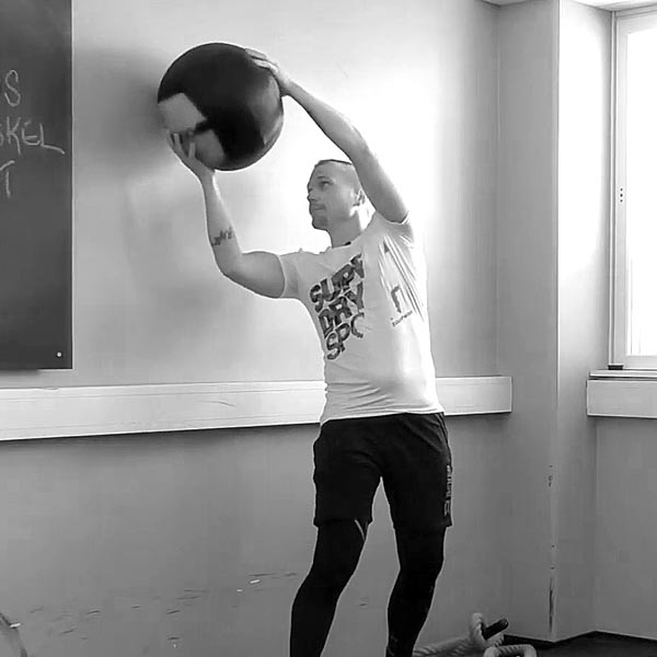 Pallon paiskaus seinään viistosta - Saliohjelma - Treeniliike - Liikepankki - Saliohjelma - Kuntosaliohjelma