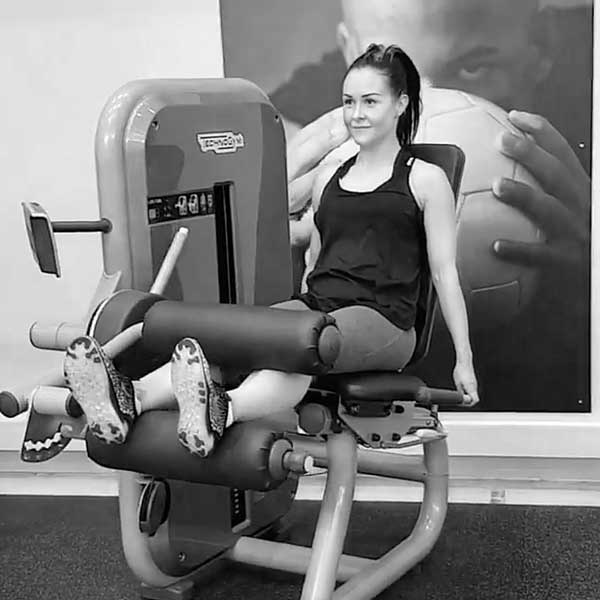 Polven koukistus istuen laitteessa - Saliohjelma - Treeniliike - Liikepankki - Saliohjelma - Kuntosaliohjelma